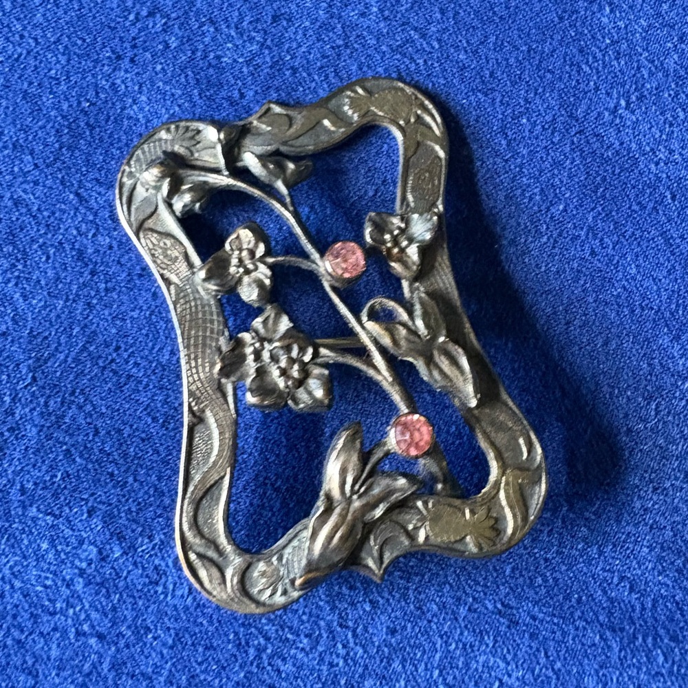 Vintage Floral Silver Brooch with Pink Stone Accents❣️